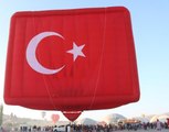 KAPADOKYA'DA SICAK HAVA BALONLARI ATATÜRK POSTERİ VE BAYRAKLA HAVALANDI