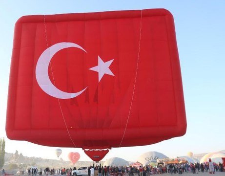 KAPADOKYA'DA SICAK HAVA BALONLARI ATATÜRK POSTERİ VE BAYRAKLA HAVALANDI