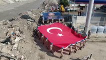 Son dakika gündem: KASTAMONU - (Drone) Sel felaketinin yaşandığı Bozkurt'ta askerlerin dev Türk bayrağı ve Atatürk posteri ile tören alanına gelişi
