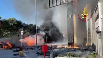 Milano, grattacielo in fiamme: le operazioni dei vigili del fuoco