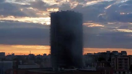 Download Video: Milano, grattacielo in fiamme: il timelapse delle operazioni di spegnimento nella notte