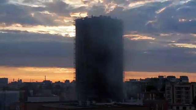 Milano, grattacielo in fiamme: il timelapse delle operazioni di spegnimento nella notte