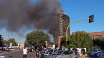 Milano, grattacielo in fiamme: l'arrivo dei soccorsi