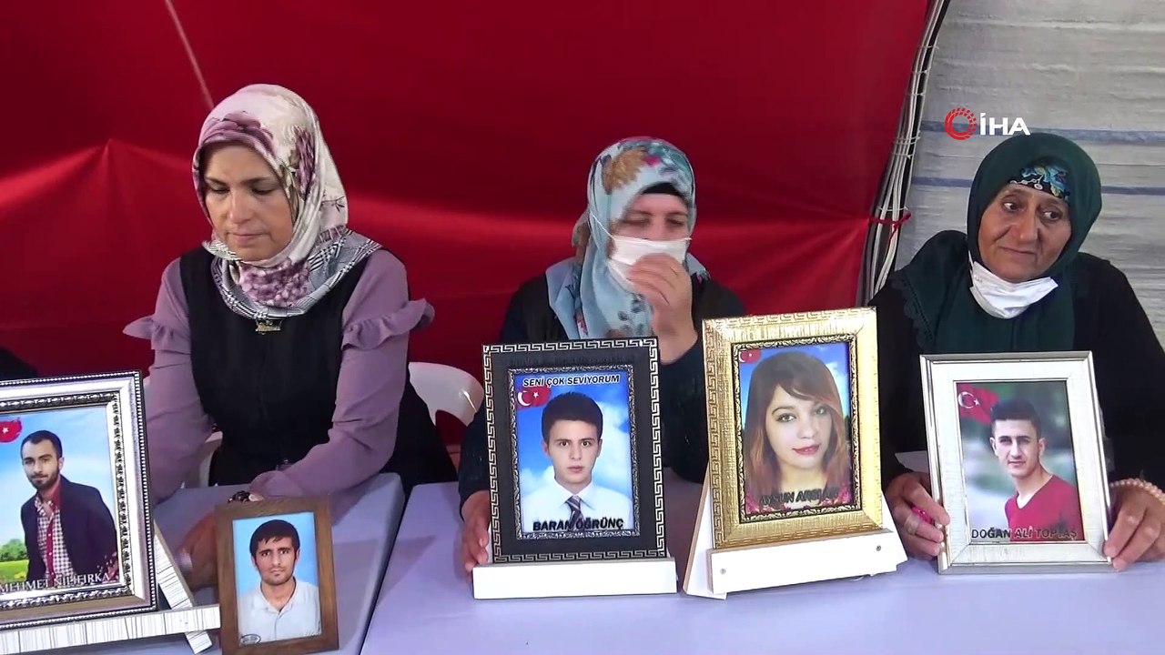 Evlat nöbetindeki gözü yaşlı anneden oğluna çağrı:- “Anneni seviyorsan oğlum dön gel, ölmeden seni göreyim”