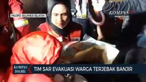 Tim Sar Evakuasi Warga Yang Terjebak Banjir