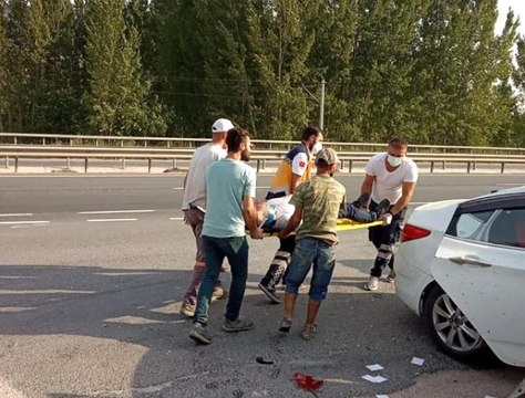 Son dakika: Kontrolden çıkan otomobilin savrulduğu anlar güvenlik kamerasında