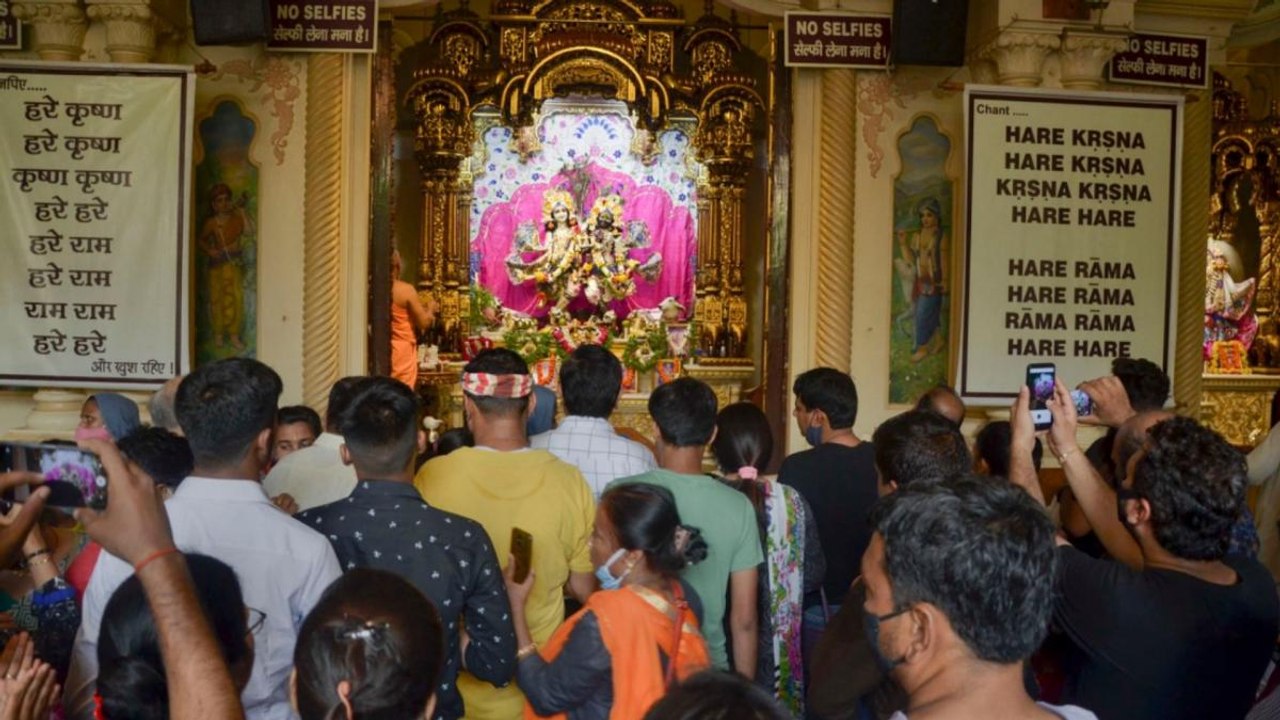 People flaunt Corona protocols during Janmashtami in Mathura