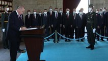 Devlet erkanı Ata'nın huzurunda! Cumhurbaşkanı Erdoğan, Anıtkabir Özel Defteri'ni imzaladı: Türkiye Cumhuriyeti Devleti emin ellerdedir