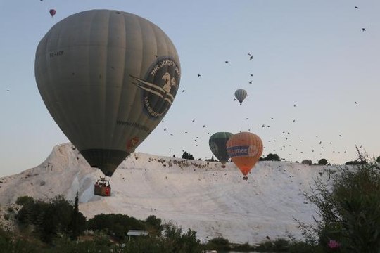 PAMUKKALE'DE SICAK HAVA BALONLARI TÜRK BAYRAKLARIYLA HAVALANDI