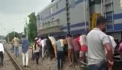 50 मजदूरों ने एक घंटे तक धक्का मारकर ट्रेन को 300 मीटर दूर पहुंचाया, देखें वायरल वीडियो