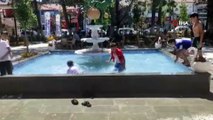 Sıcaktan bunalan çocuklar süs havuzuna koştular