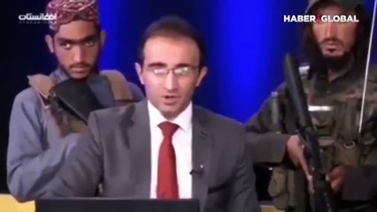 Afganistan televizyonunda şok anlar! Taliban elinde silahla yayına çıktı