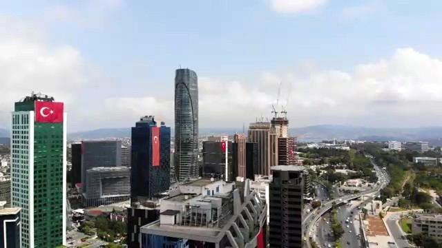 Maslak'ta gökdelenler Türk bayrakları ve Atatürk posteriyle süslendi