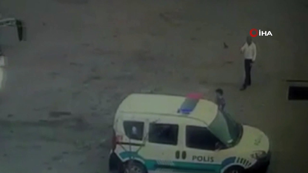 Polis memuru otobüs ile ekip otosu arasında sıkıştı...O anlar kameralara yansıdı
