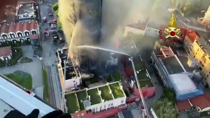 Download Video: Incêndio consome edifício de 20 andares em Milão