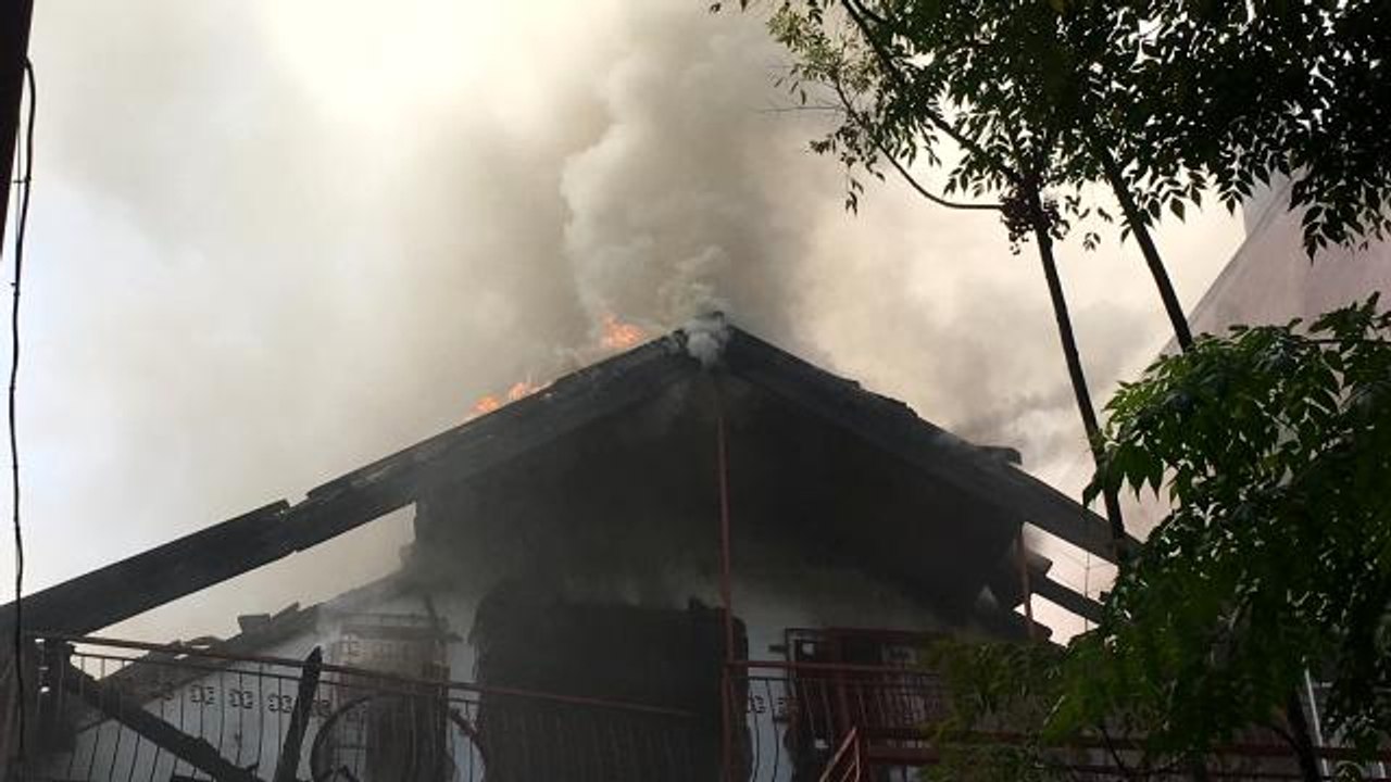 Son dakika! Yangın mahalleyi dumana boğdu, küçük Ecrin duyarlılığı ile takdir topladı