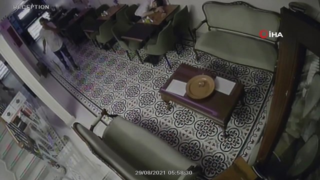 Taksim'de otel çalışanının uykusunu fırsat bilen iki hırsız kamerada