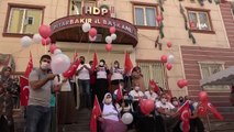 Evlat nöbetindeki aileler HDP önünde 30 Ağustos Zafer Bayramını kutladı