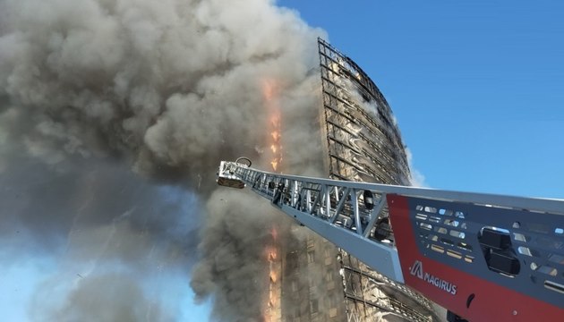 Milano, grattacielo divorato dalle fiamme: Ora rischio crolli (30.08.21)
