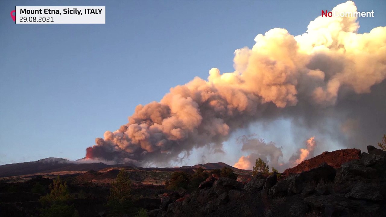 Ätna spuckt wieder Asche und Lava