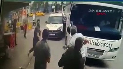 Descargar video: Polis memuru, yolcu otobüsü dönüş yaptığı sırada iki aracın arasında sıkıştı