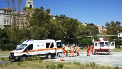 Video herunterladen: Bimbo di 5 anni trasportato in elicottero tra Genova e Imperia per cure mediche (30.08.21)