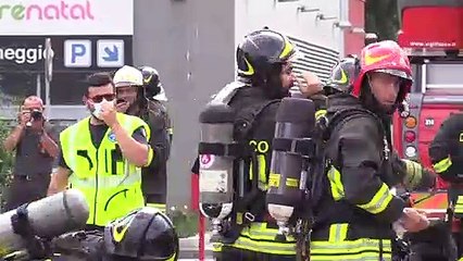 Video herunterladen: Incendio Milano, i pompieri salvano due gatti. La proprietaria: 