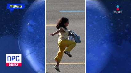 Niña afgana es captada saltando de alegría al llegar a Bélgica