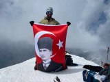 Zafer Bayramı'nı Gürcistan'daki Kazbek Dağı'nda kutlayan Türk dağcılarından 'aşı ol' çağrısı