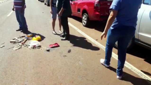 Veículos se envolvem em colisão na Avenida Tancredo Neves