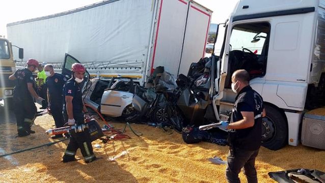 3 TIR ve 2 otomobilin karıştığı zincirleme trafik kazasında 3 kişi hayatını kaybetti