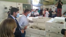 El presidente de la Región de Murcia, Fernando López Miras, visita la Lonja de Pescado de Lo Pagán.