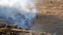 Bitlis'teki örtü yangını ormanlık alana sıçramadan kontrol altına alındı