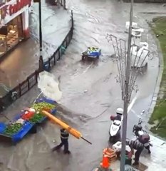 TEKİRDAĞ'DA 15 DAKİKALIK SAĞANAK ETKİLİ OLDU