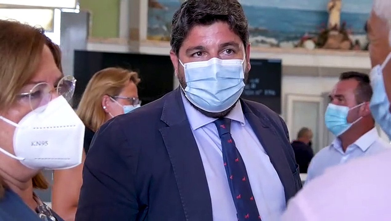 Fernando López Miras, presidente de la Región de Murcia,  visitando este lunes la Lonja de Pescado de Lo Pagán.