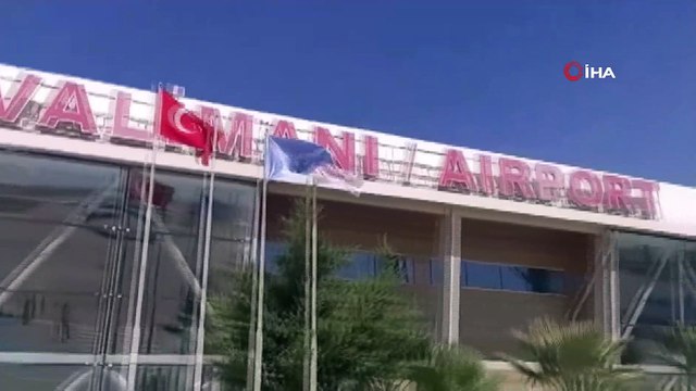 30 Ağustos Zafer Bayramında gelen uçağı Türk Bayrağıyla karşıladı