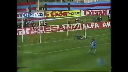 Télécharger la video: Trabzonspor 3-1 Galatasaray 17.03.1993 - 1992-1993 Turkish Cup Semi Final 2nd Leg