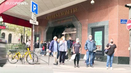 От клиентов к сотрудникам: Франция расширила сферу действия санитарного пропуска