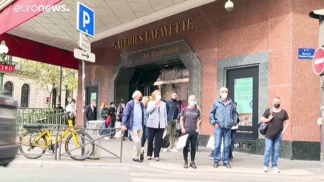 От клиентов к сотрудникам: Франция расширила сферу действия санитарного пропуска