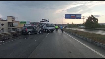 Karşı şeride geçen otomobil iki otomobile çarpıştı: 6 yaralı