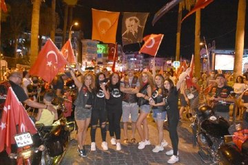 MARMARİS'TE BİNLERCE KİŞİ FENER ALAYINA KATILDI