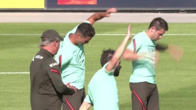 Relaxed Ronaldo trains with Portugal as United return moves closer