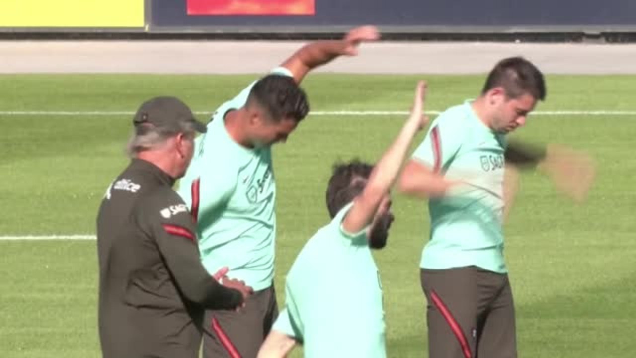 Relaxed Ronaldo trains with Portugal as United return moves closer