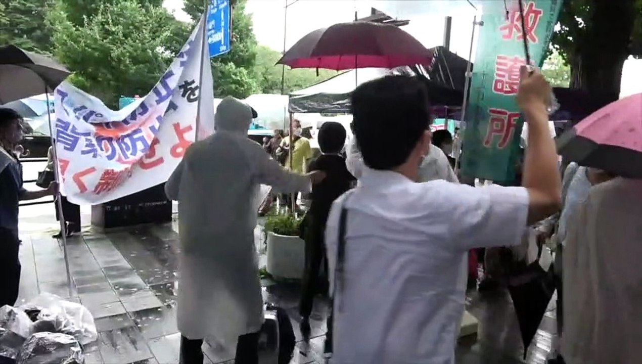 ② 本人登場、支援者が引きも切らず！強雨の中で深田萌絵さんを支援する活動を挙行！　東京地検に対する『不起訴要請書』（署名）活動  2021/8/15 靖国神社前九段坂