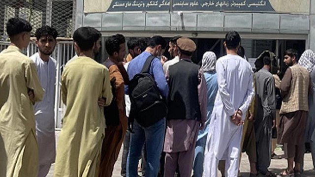Chaos outside banks in Kabul as money withdrawal limited