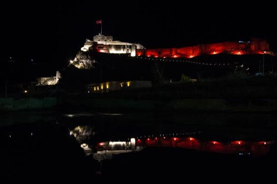 Kars Kalesi kas hastası çocuklara dikkat çekmek için kırmızı renkte aydınlatıldı