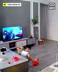 طفل يساعد ألترامان في معركته ضد الوحش بإلقاء ألعابه على التلفاز في فيديو طريف