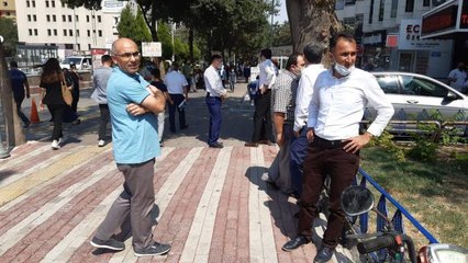 Deprem anında vatandaşlar kendini sokağa attı