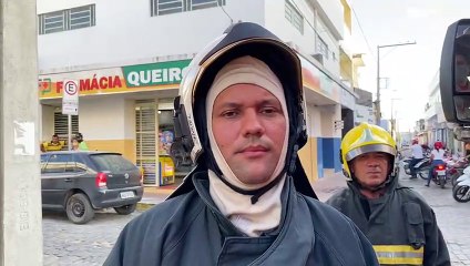 Corpo de Bombeiros consegue conter incêndio em motor de carro, no Centro de Pombal