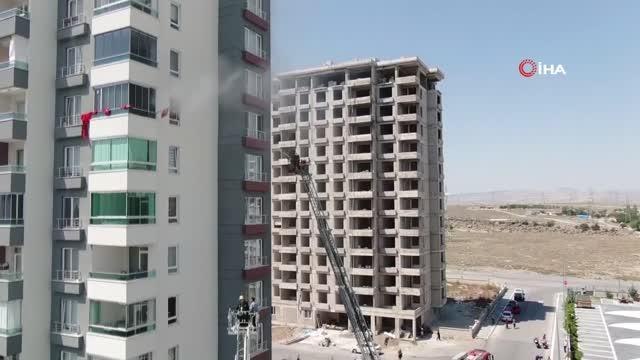 Yanan evi köpeğiyle izledi, dumandan etkilenen babası hastaneye kaldırıldı